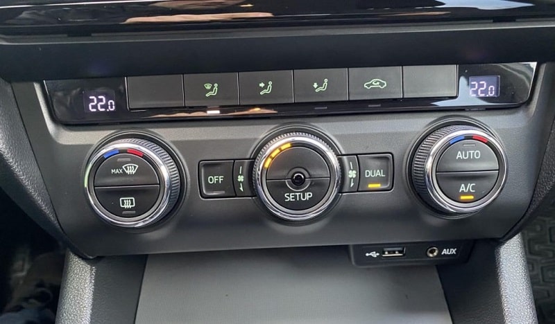 Cổng AUX trên amply kết nối âm thanh từ điện thoại đến loa trên xe ô tô