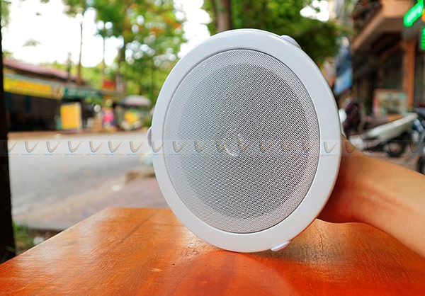 Loa âm trần DB TS303 có thiết kế sang trọng, với lớp vỏ được làm bằng ABS cao cấp 