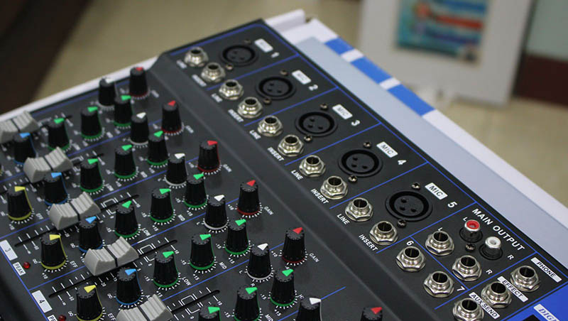 Khi sử dụng mixer analog cần cung cấp cường độ dòng điện ổn định nhất và chỉ nên ưu tiên sử dụng trong các không gian yêu cầu nhiều thiết bị