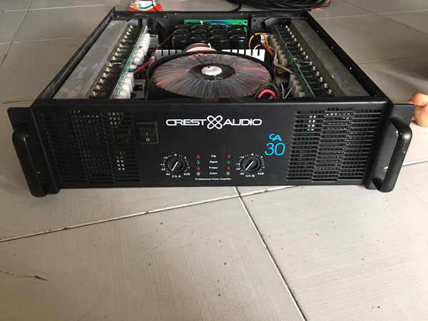 Kích thước cục đẩy Crest-Audio CA30: 650mm x 200mm x 585mm (W x H x D)