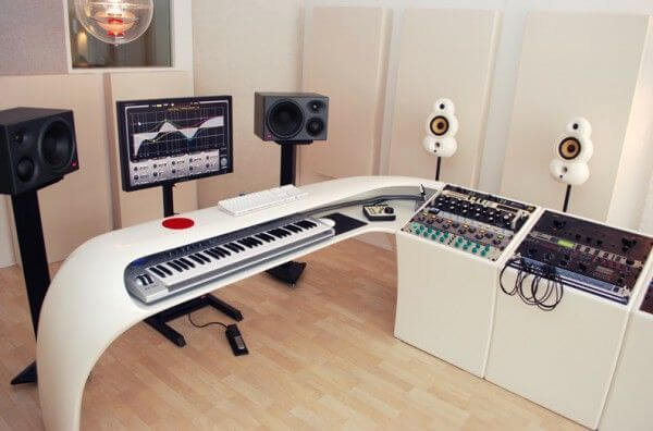 Thiết kế phòng thu âm tại nhà đơn giản với mẫu bàn làm việc đẹp